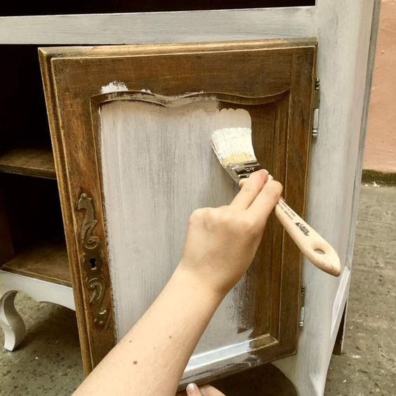 Comment peindre un meuble en bois effet vieilli ? 